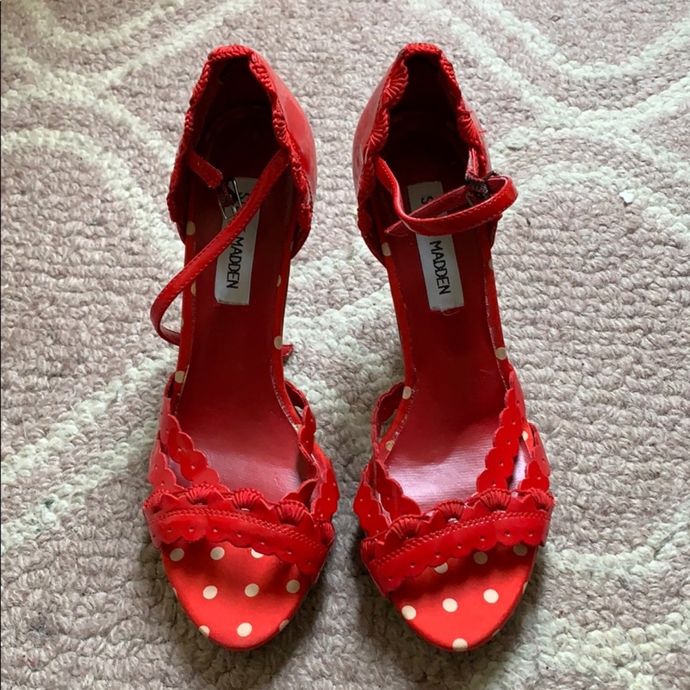 Steve Madden adorable red heels size 6.